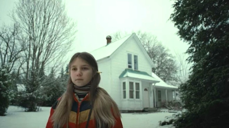 Niña y casa blanca