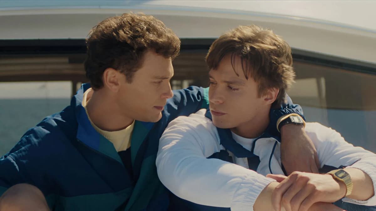 Nicholas Alexander Chavez nel ruolo di Lyle Menendez e Cooper Koch nel ruolo di Erik Menendez in Monsters su Netflix