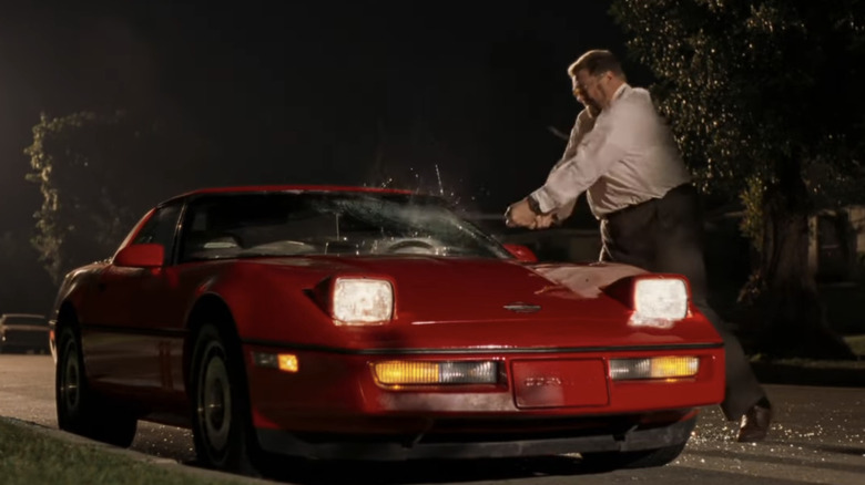 Walter écrase une voiture de sport
