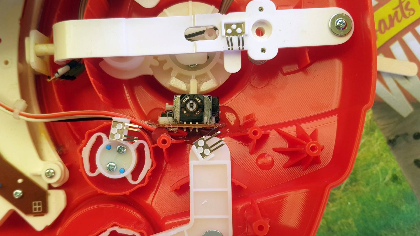 Imagen, proporcionada por Thomas Tilley, del interior del controlador arcade modificado de Paw Patrol.