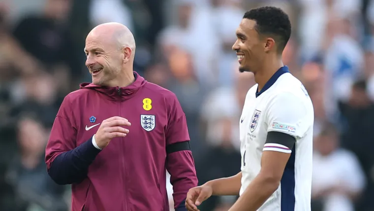 Lee Carsley y Trent Alexander-Arnold Lee Carsley y Trent Alexander-Arnold