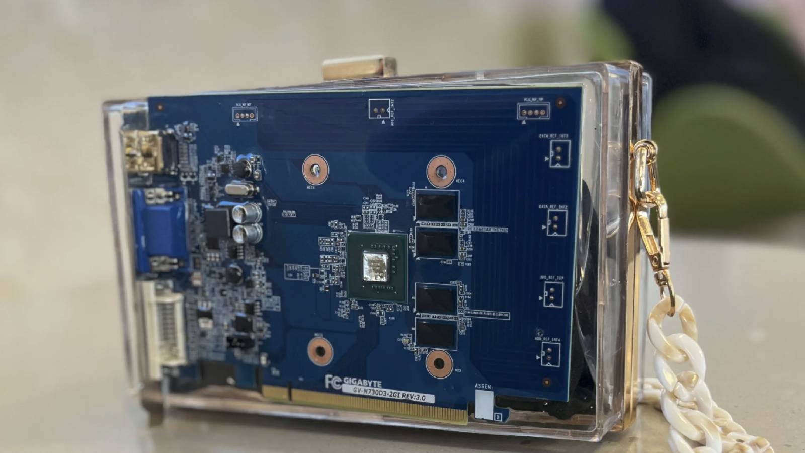 Sac à main fabriqué à partir d'un vieux GPU