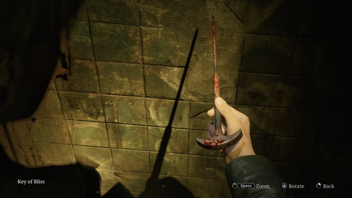 James odzyskuje Klucz Błogości ze ściany szpitala Otherworld w remake'u Silent Hill 2