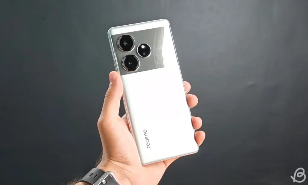 Realme GT 6 w dłoni