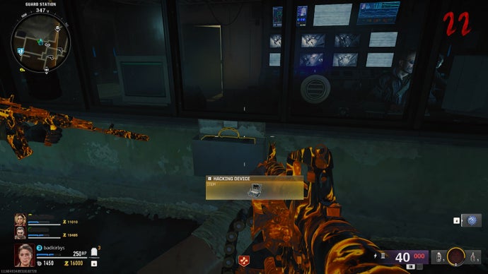Gracz patrzy na urządzenie hakerskie na stacji wartowniczej na Terminusie w Call of Duty: Black Ops 6