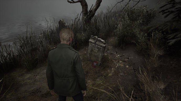James mira una lápida con el libro Crimson Ceremony en el remake de Silent Hill 2