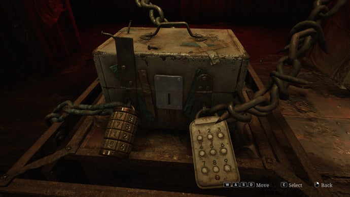 James patrzy na skute łańcuchem pudełko z trzema różnymi zamkami w szpitalu Otherworld w remake'u Silent Hill 2