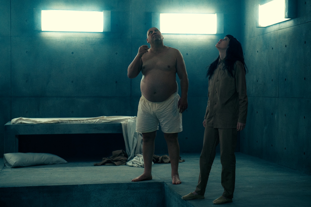 EL HOYO (od lewej) HOVIK KEUCHKERIAN jako ZAMIATIN, MILENA SMIT jako PEREMPAUN w EL HOYO. Kr. © 2023 NICOLAS DASSAS/NETFLIX