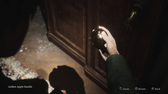 James thu thập Golden Apple Handle từ Wood Side Apartments trong bản làm lại Silent Hill 2