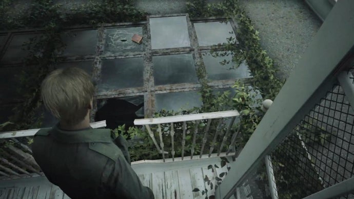James nhìn cuốn sách nằm trên giếng trời bị vỡ ở khách sạn Lake View trong bản làm lại Silent Hill 2