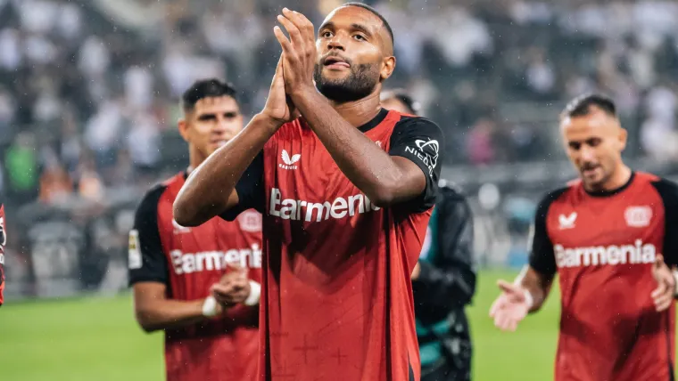 Jonathan Tah oklaskiwa fanów Bayer Leverkusen Jonathan Tah oklaskiwa fanów Bayer Leverkusen