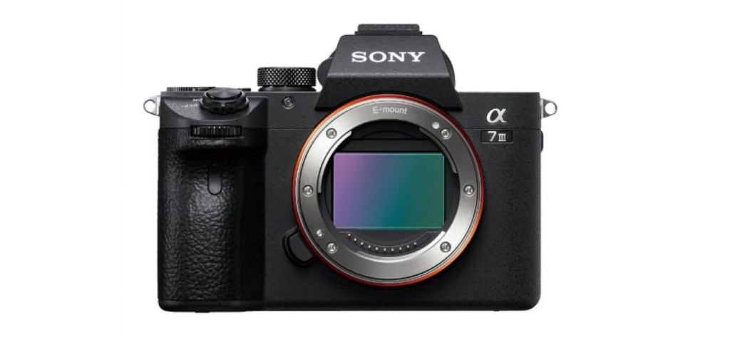 Fotocamera mirrorless Sony a7 III Immagine del prodotto su sfondo bianco