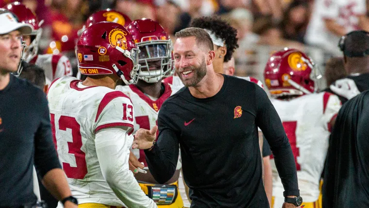 Caleb Williams (13) và Kliff Kingsbury (phải) Caleb Williams (13) và Kliff Kingsbury (phải)