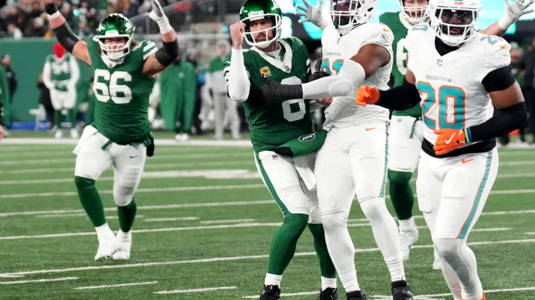 Aaron Rodgers levanta el puño después de TD Aaron Rodgers levanta el puño después de TD