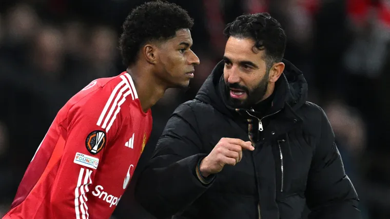 Marcus Rashford vastaanottaa ohjeita Ruben Amorimilta