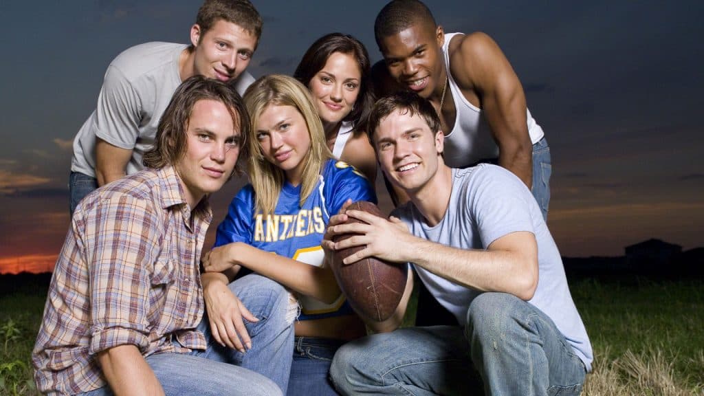 Los jugadores y chicas de Friday Night Lights en grupo.