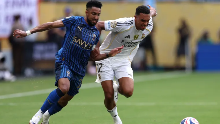 Trent Alexander-Arnold walczy z Salem Aldawsari o piłkę