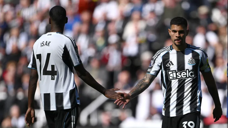 Eddie Howe tells Alexander Isak what he must do to.webp