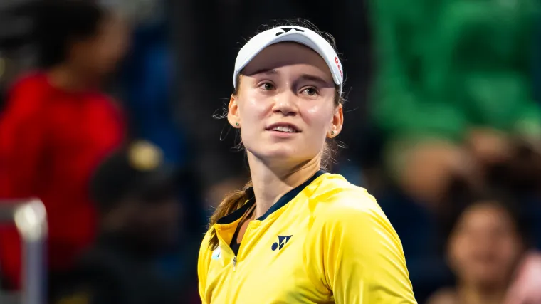 Elena Rybakina Elena Rybakina patrzy podczas meczu